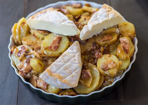  Tartiflette: A Creamy Symphony of Cheese, Potatoes, and Smoked Delights From the French Alps!